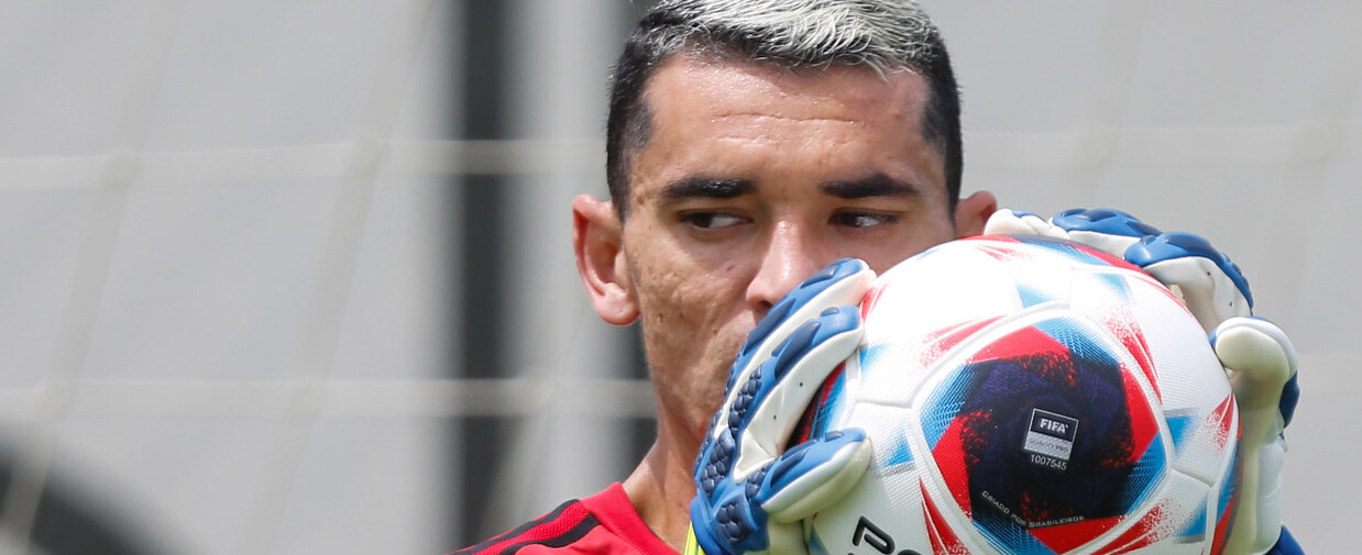 Campeão no Flamengo, Santos é melhor goleiro da Libertadores 2022